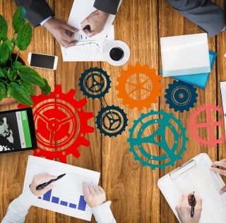 digital composite of hands using notebooks and devices on desk background Les outils d’auto-évaluation – Niveau premier pas
